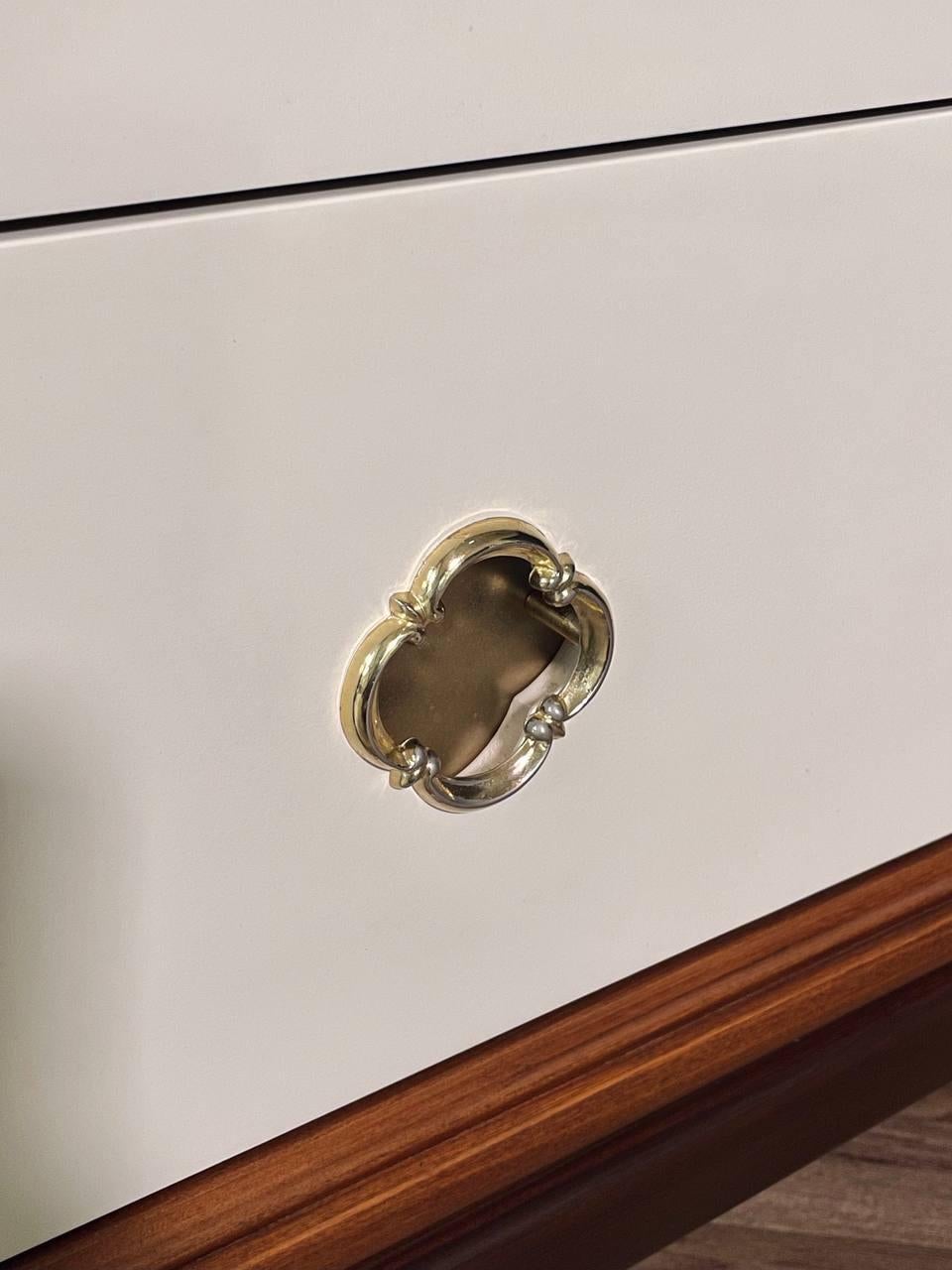 Comò moderno di metà secolo Panorama, laccato in due tonalità, in noce, appena rifinito in vendita 1