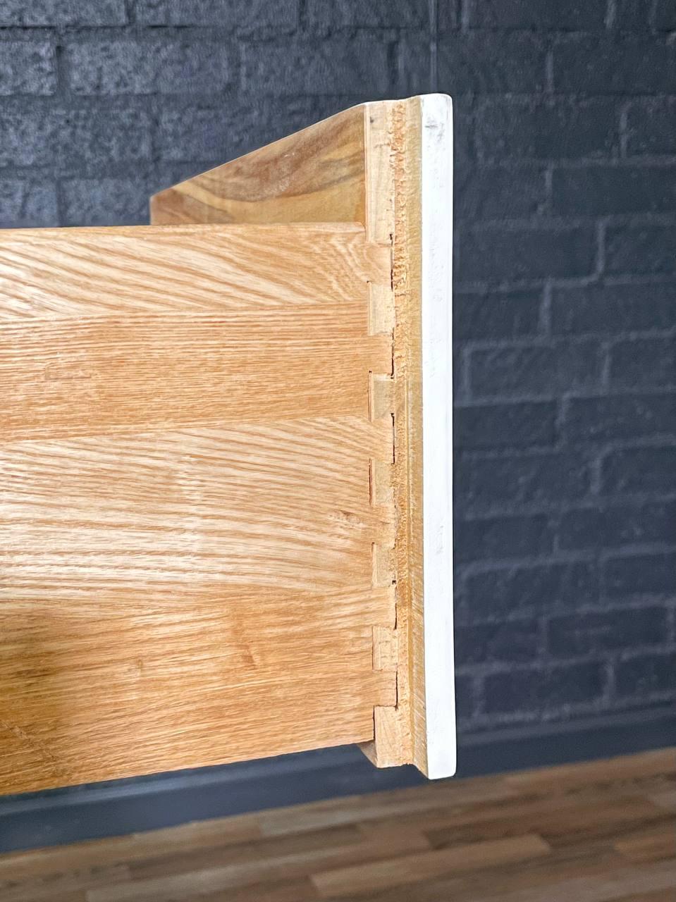 Comò moderno di metà secolo Panorama, laccato in due tonalità, in noce, appena rifinito in vendita 2