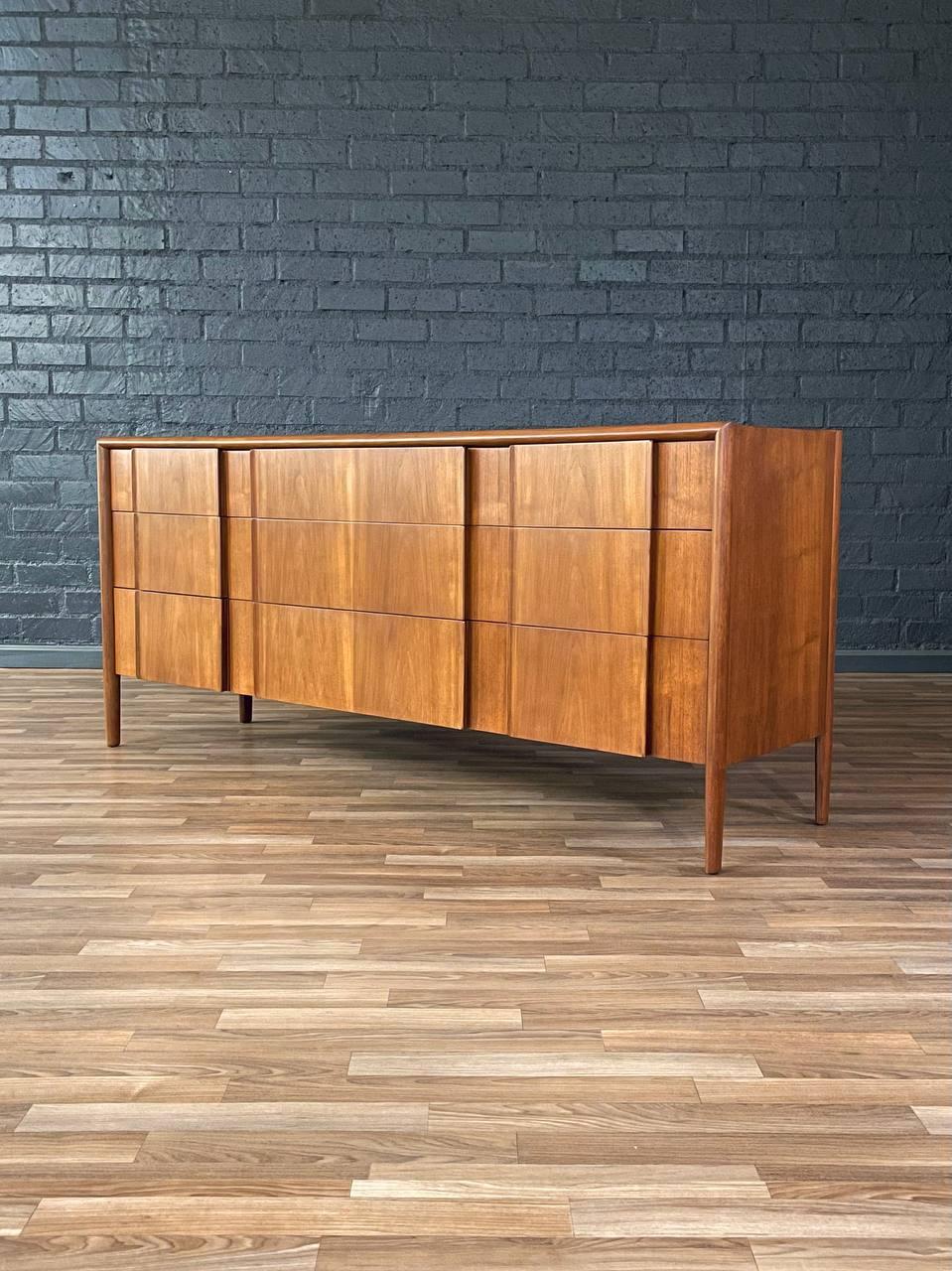 Condition: Expertly Refinished

With over 15 years of experience, our workshop has followed a careful process of restoration, showcasing our passion and creativity for vintage designs that can seamlessly be incorporated with many interior decors.