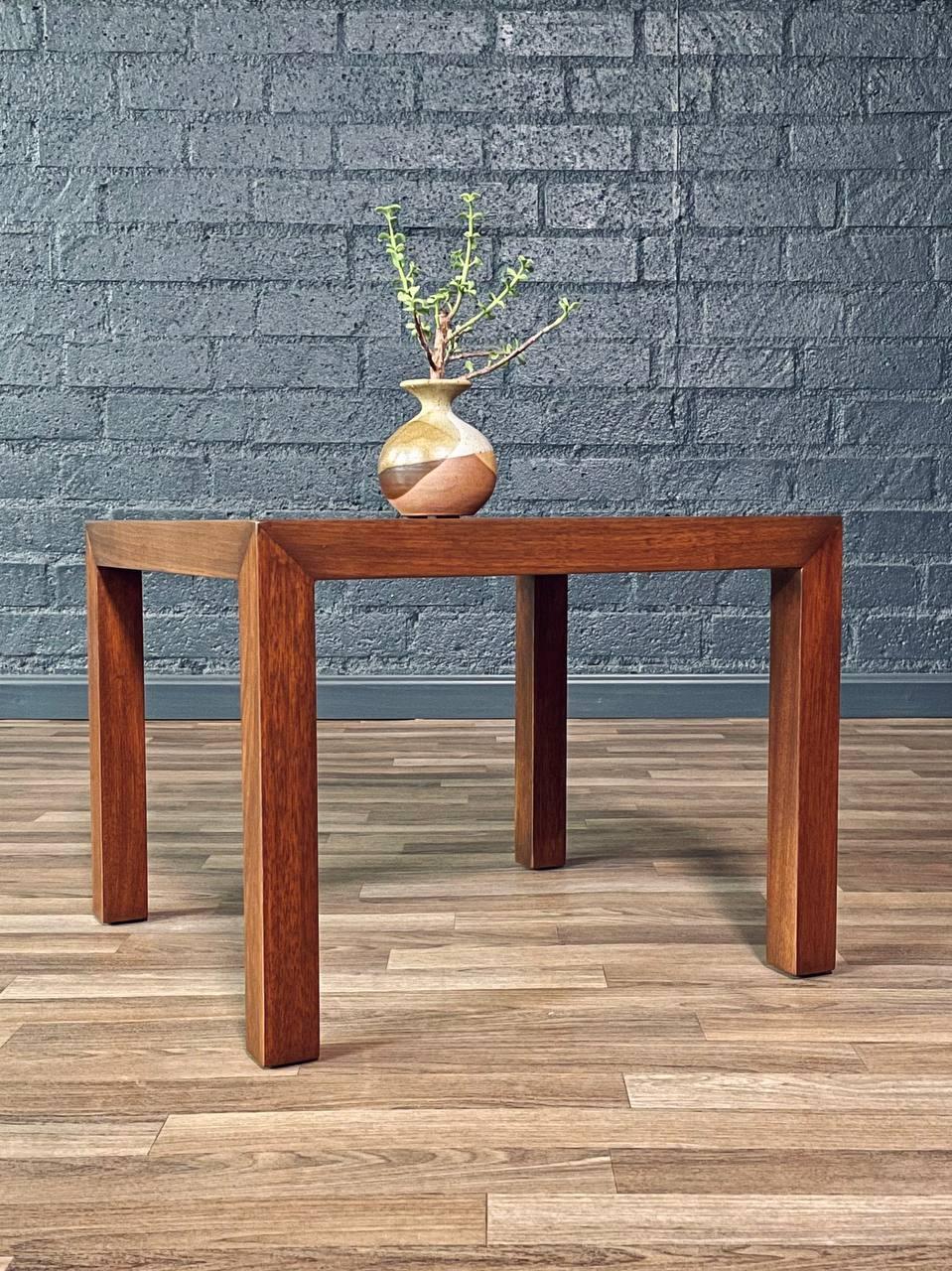 Newly Refinished - Mid-Century Modern Parsons Style Walnut Side Table by Lane (Moderne der Mitte des Jahrhunderts) im Angebot