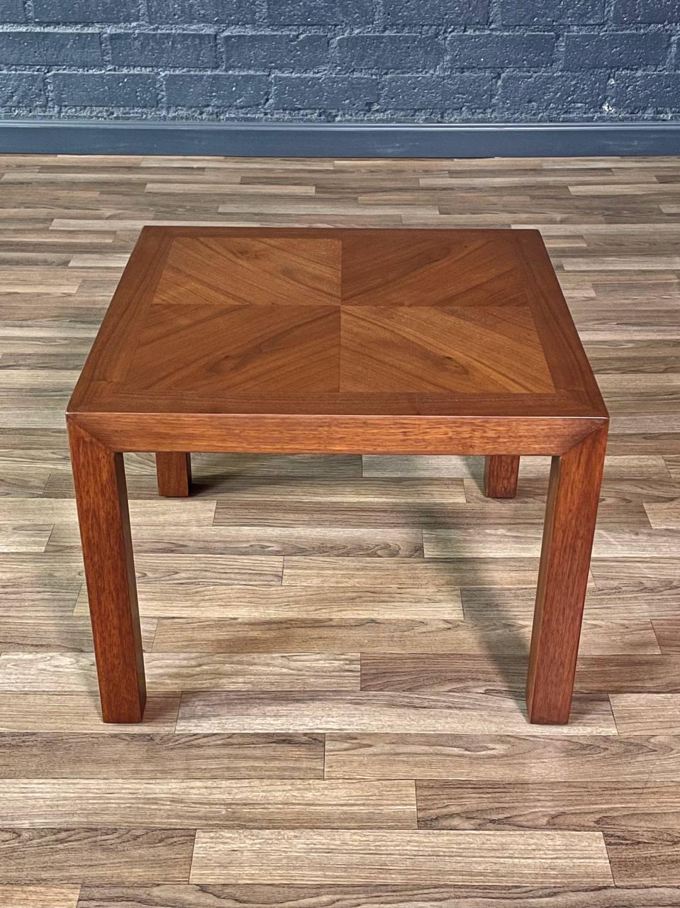 Newly Refinished - Mid-Century Modern Parsons Style Walnut Side Table by Lane im Zustand „Hervorragend“ im Angebot in Los Angeles, CA