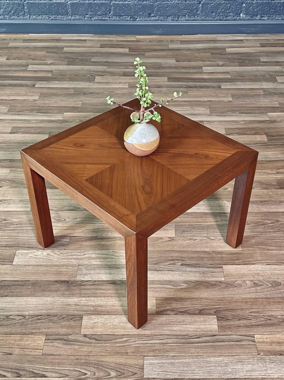 Newly Refinished - Mid-Century Modern Parsons Style Walnut Side Table by Lane (Walnuss) im Angebot