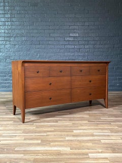 Recién acabada -Cómoda moderna de mediados de siglo "Profile" de nogal de John Van Koert
