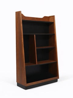 Nouvellement repeinte - Bibliothèque pyramidale moderne du milieu du siècle par Merton Gershun