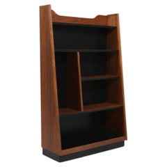 Nouvellement repeinte - Bibliothèque pyramidale moderne du milieu du siècle par Merton Gershun