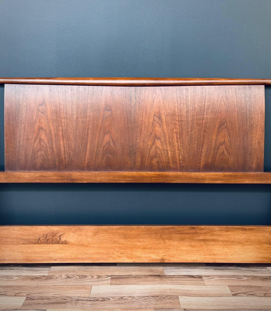 Newly Refinished - Mid-Century Modern Queen Size Headboard by Widdicomb In Excellent Condition For Sale In Los Angeles, CA