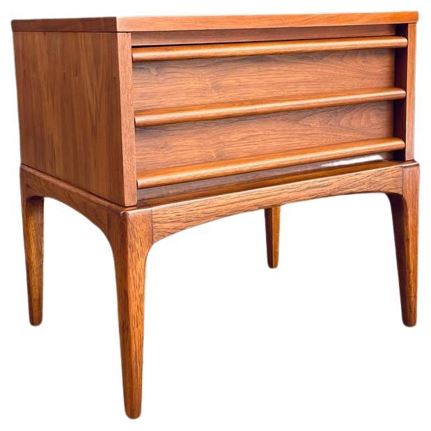 Neu lackiert - Mid-Century Modern Rhythm Night Stand von Lane's