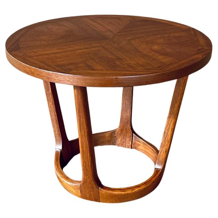 Neu lackiert – Mid-Century Modern Rhythm Runder Beistelltisch mit Rhythmus von Lane