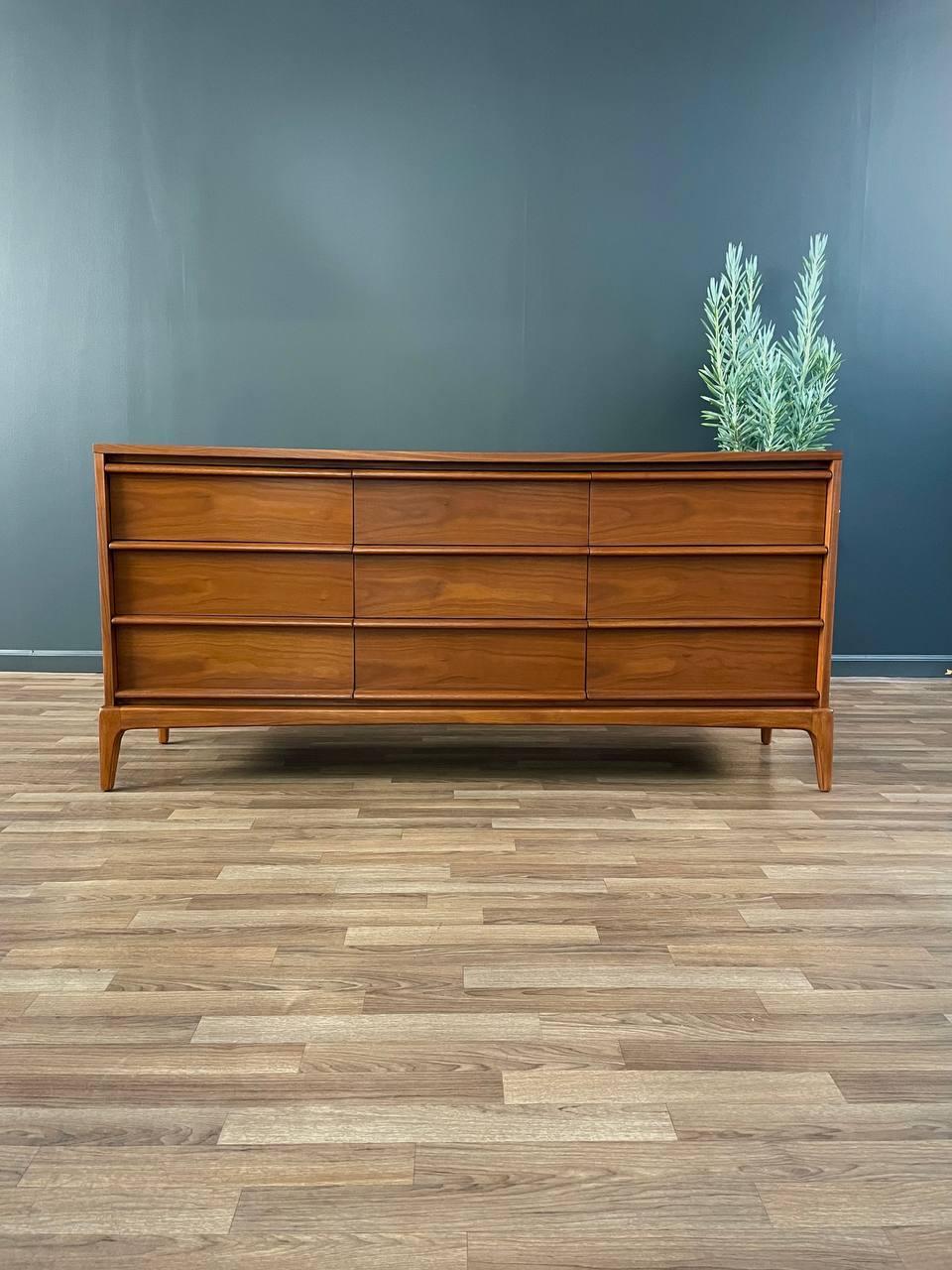 With over 15 years of experience, our workshop has followed a careful process of restoration, showcasing our passion and creativity for vintage designs that can seamlessly be incorporated with many interior decors. Enjoy! :)
