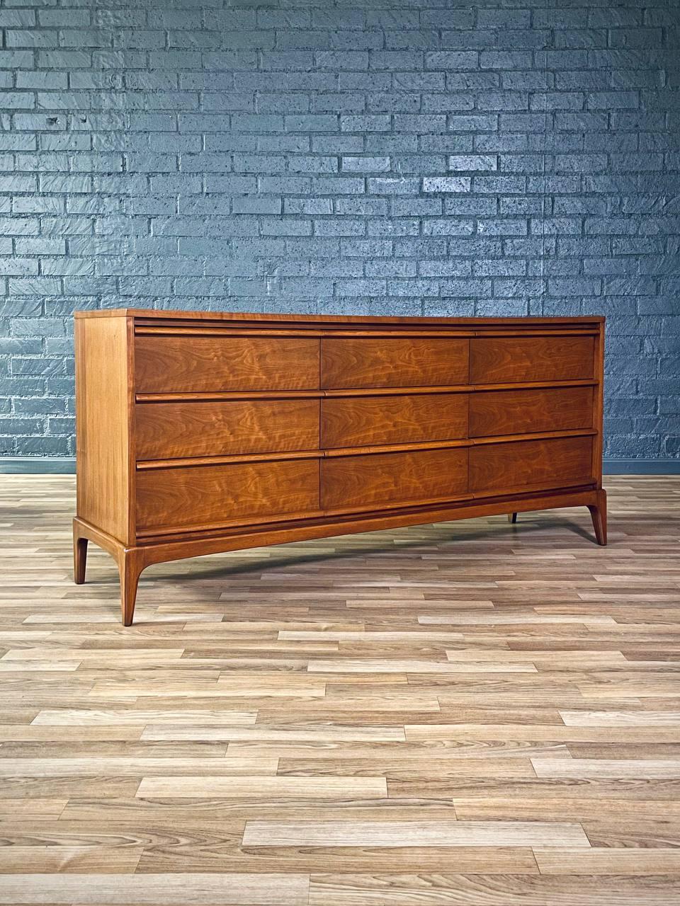 Condit: Rifinito con perizia 

Questo comò Mid-Century Modern 