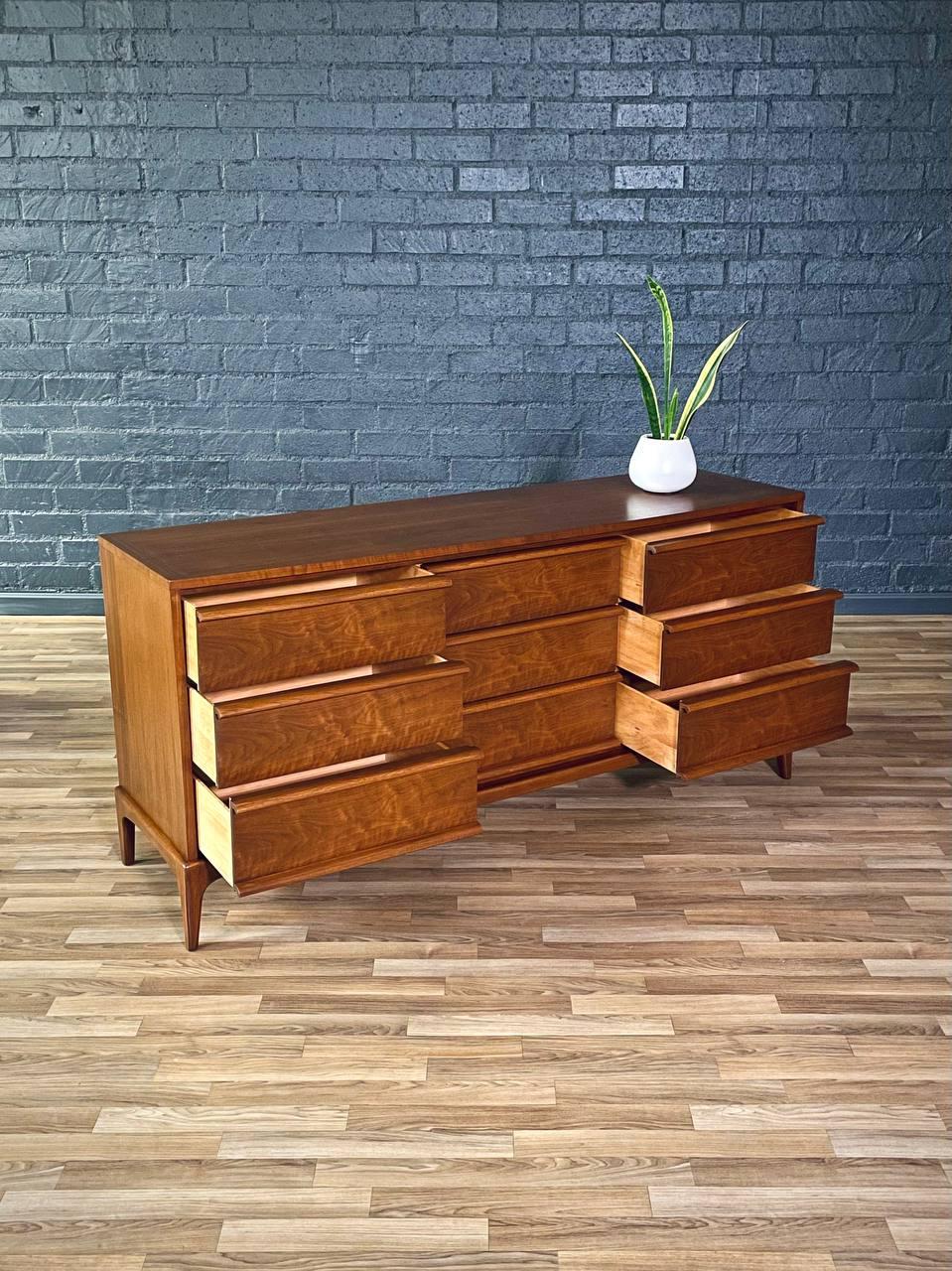 Mid-Century moderno Appena rifinito - Comò in legno di noce 