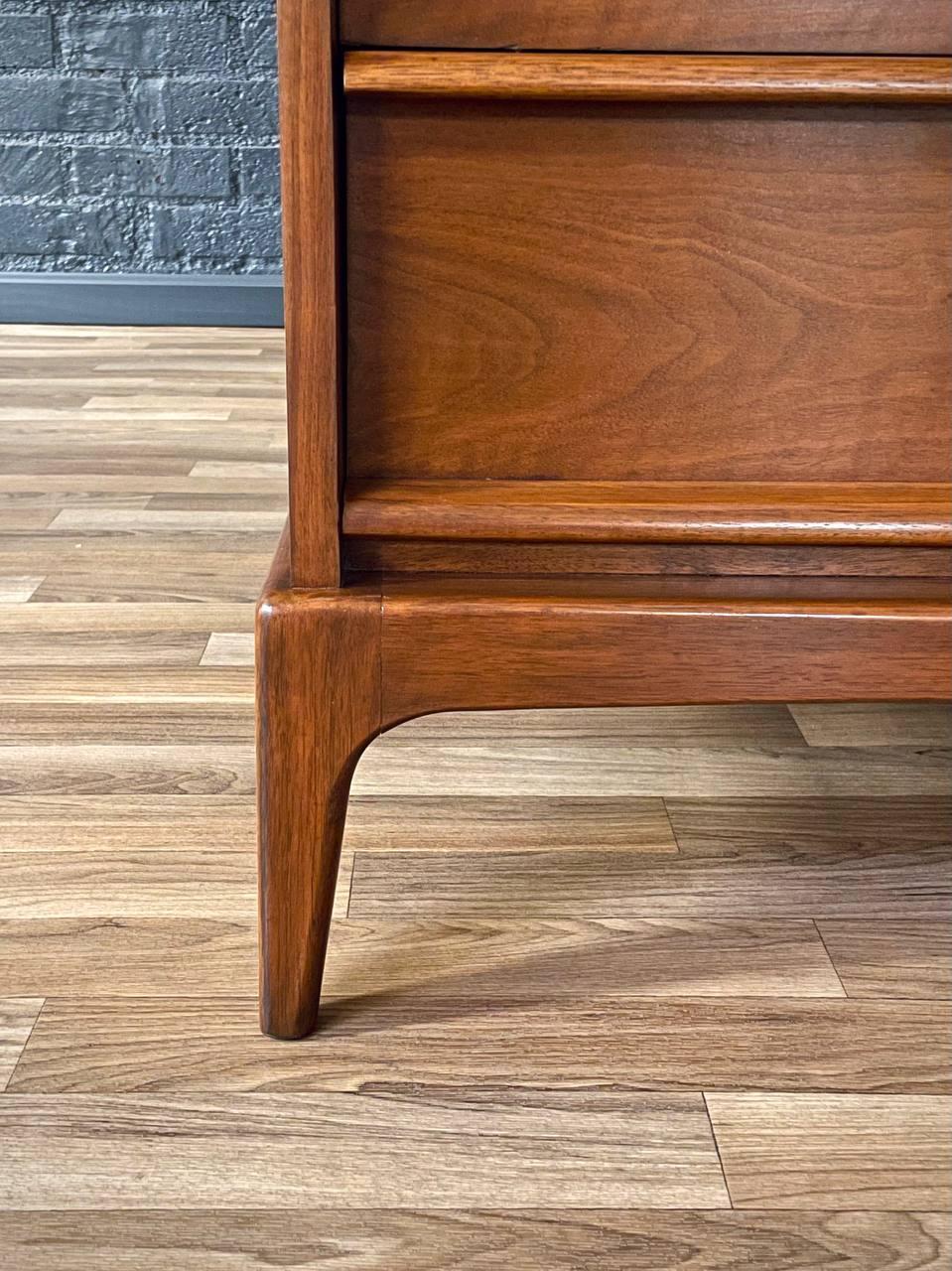Appena rifinito - Comò in legno di noce 