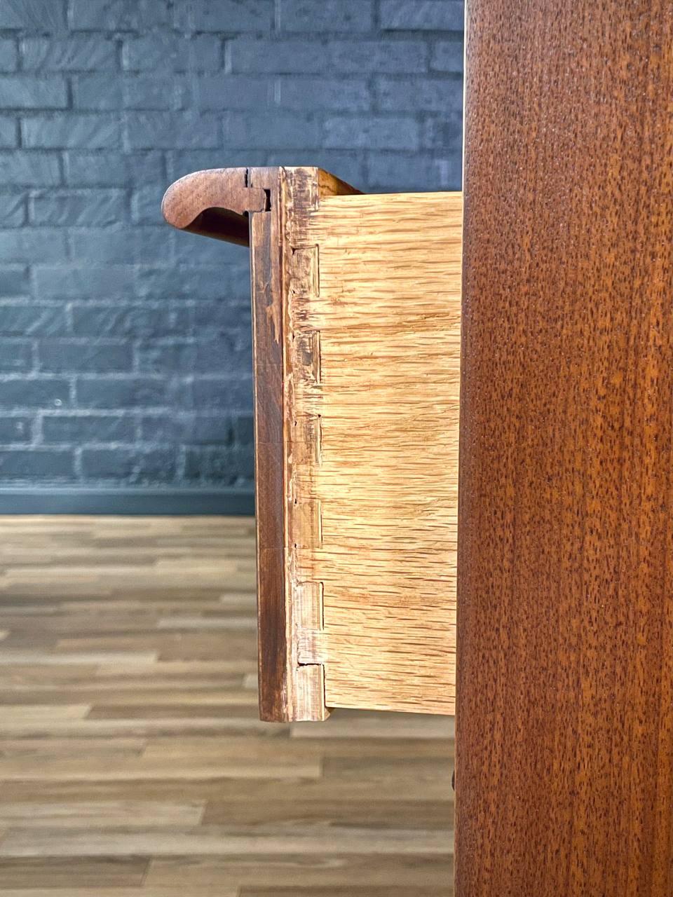 Appena rifinito - Comò in legno di noce 