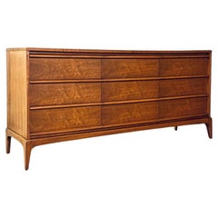 Neu lackiert – Mid-Century Modern Rhythm-Kommode aus Nussbaumholz von Lane