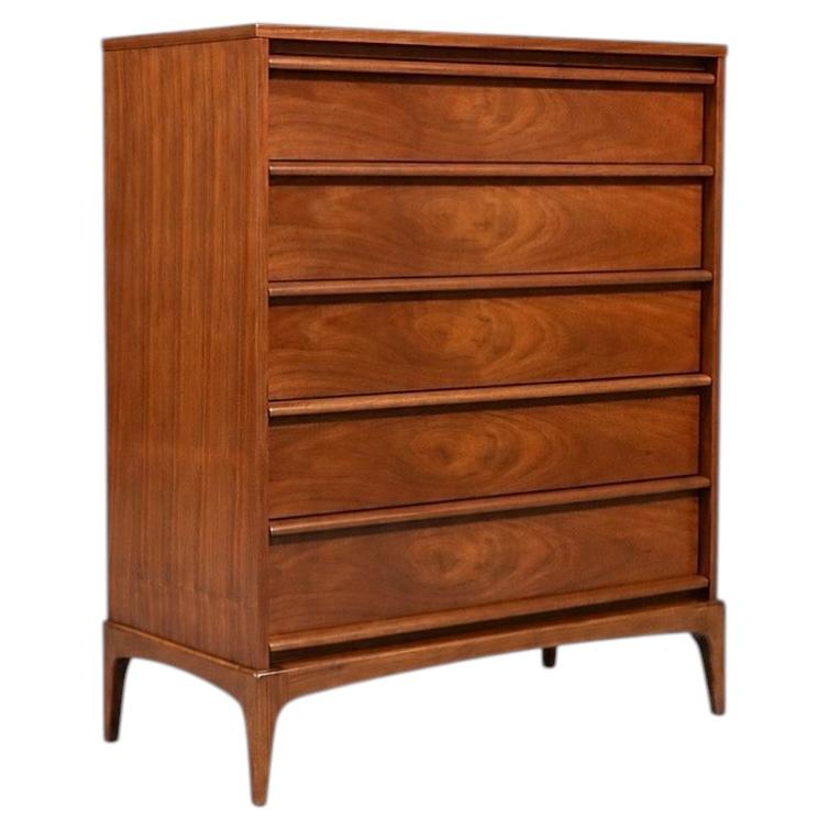 Neu lackiert - Mid Century Modern "Rhythm" Nussbaum Hochkommode von Lane's