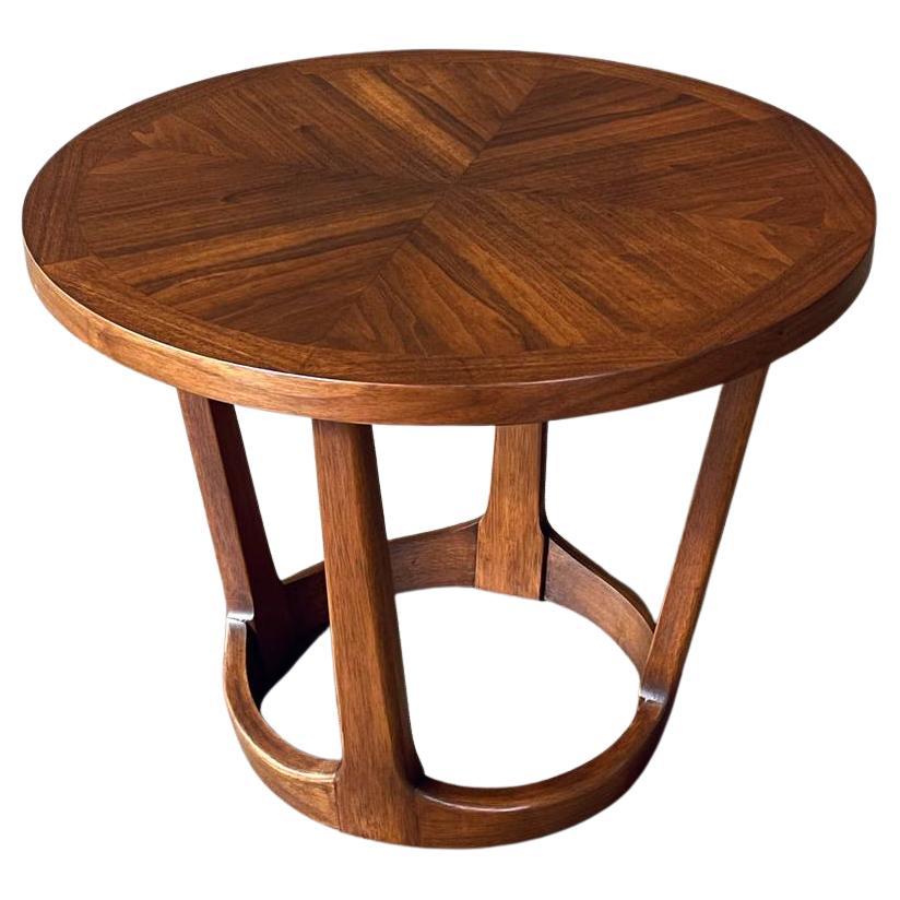 Nouvellement repeint - Tables d'appoint "Rhythm" en noyer de style moderne du milieu du siècle par Lane en vente