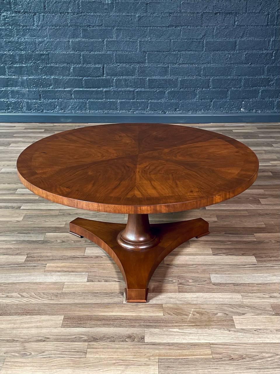 Neu lackiert - Moderner runder couchtisch mit nussbaumwurzelholz aus der mitte des jahrhunderts von Baker im Angebot 3