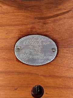 Table basse ronde en noyer de ronce de style moderne du milieu du siècle par Baker