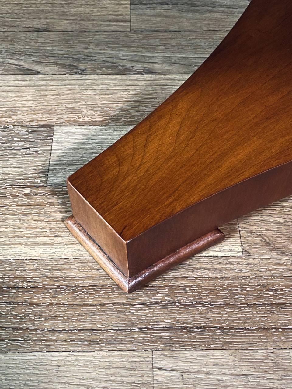 Neu lackiert - Moderner runder couchtisch mit nussbaumwurzelholz aus der mitte des jahrhunderts von Baker (Moderne der Mitte des Jahrhunderts) im Angebot