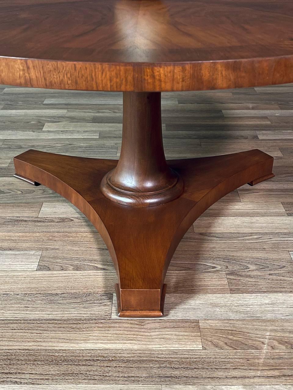 Neu lackiert - Moderner runder couchtisch mit nussbaumwurzelholz aus der mitte des jahrhunderts von Baker im Zustand „Hervorragend“ im Angebot in Los Angeles, CA
