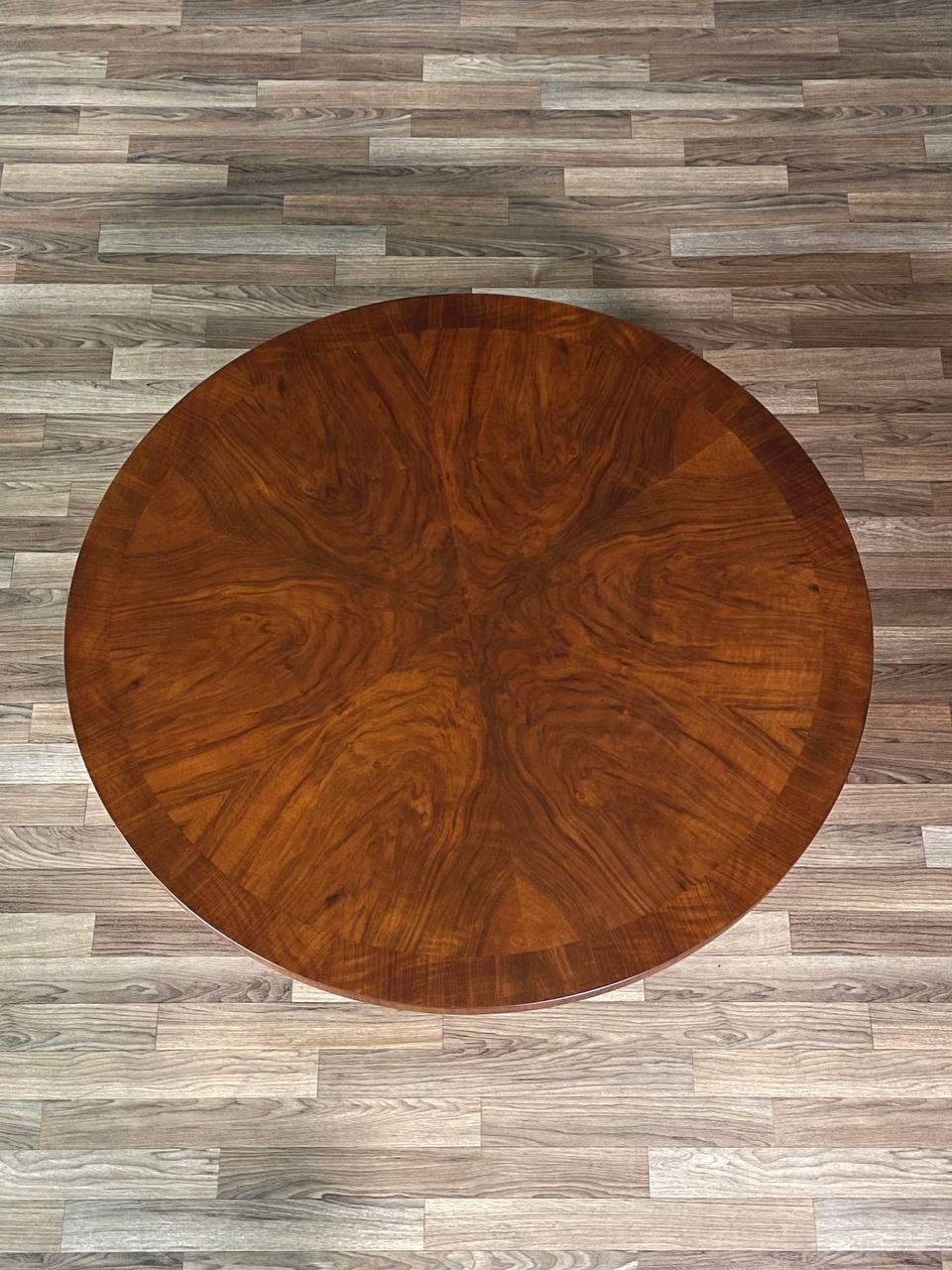 Neu lackiert - Moderner runder couchtisch mit nussbaumwurzelholz aus der mitte des jahrhunderts von Baker (Mitte des 20. Jahrhunderts) im Angebot
