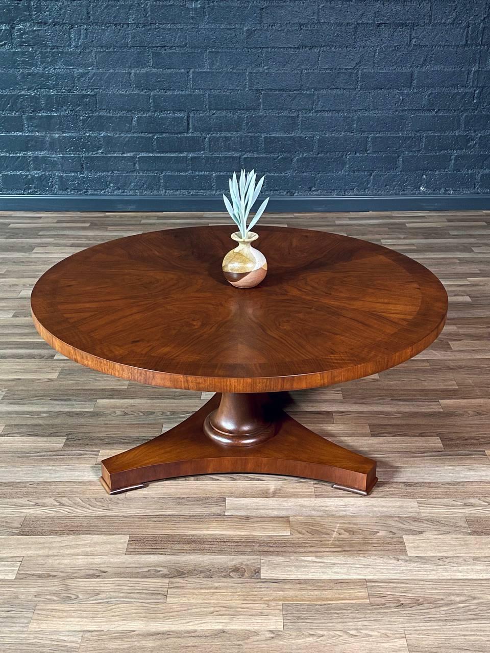 Neu lackiert - Moderner runder couchtisch mit nussbaumwurzelholz aus der mitte des jahrhunderts von Baker im Angebot 1