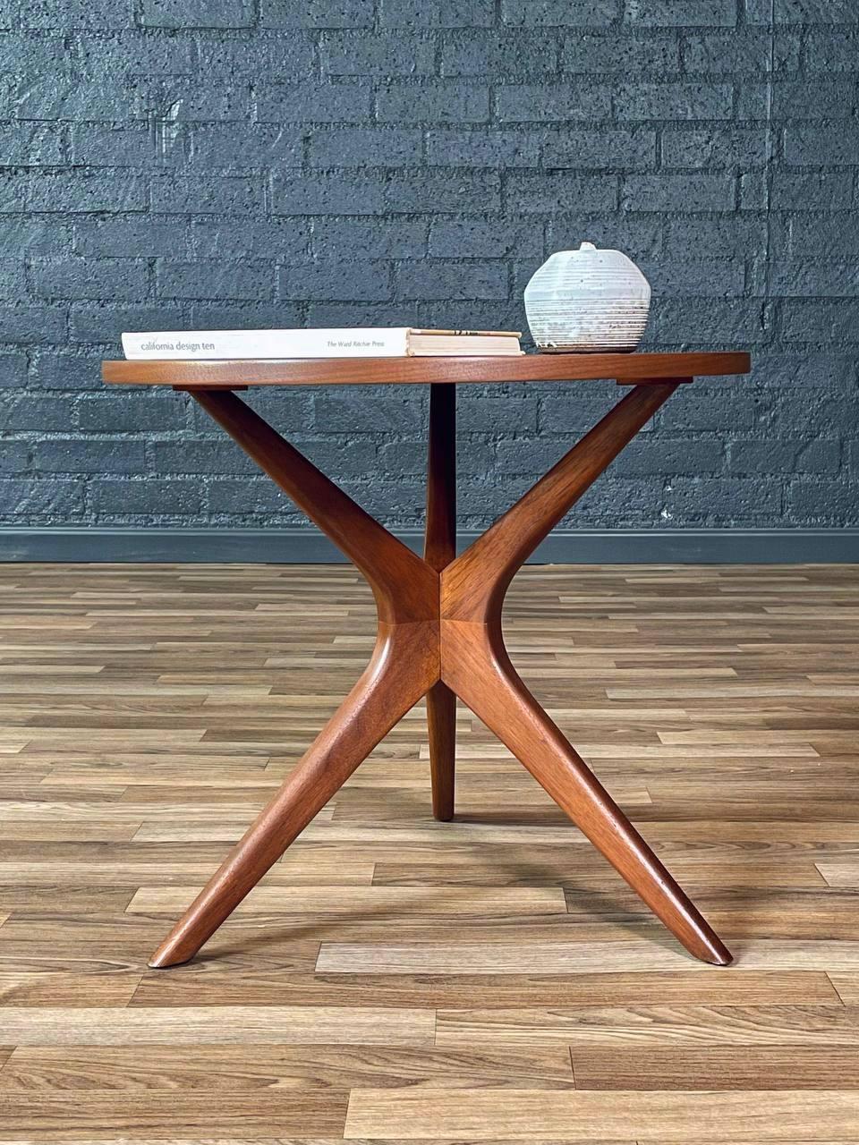 Newly Refinished - Mid-Century Modern Round Side Table w/ Sculpted Tripod Base In Excellent Condition In Los Angeles, CA