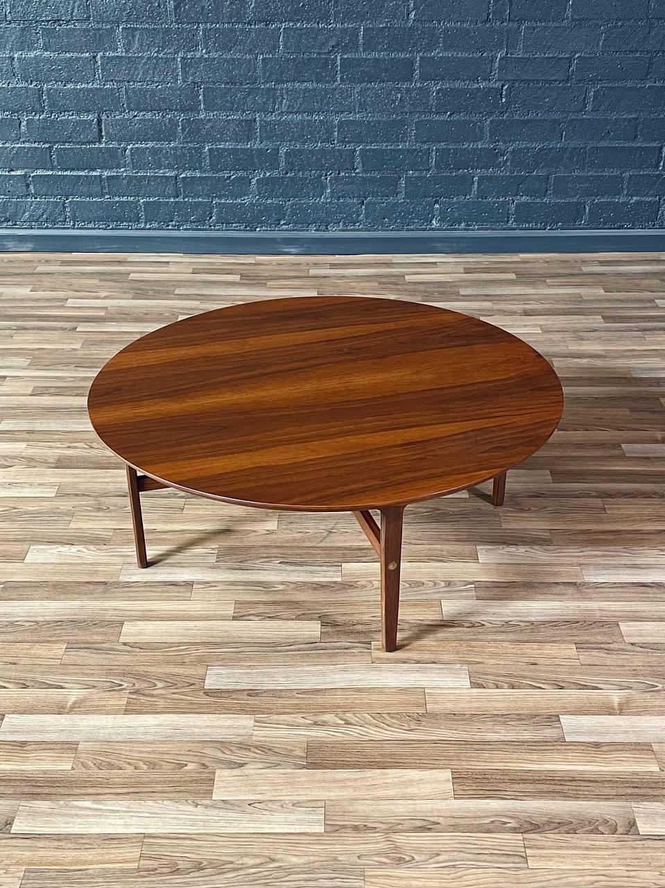 Condition: Expertly Refinished
Materials: Walnut, Brass Accent

With over 15 years of experience, our workshop has followed a careful process of restoration, showcasing our passion and creativity for vintage designs that can seamlessly be