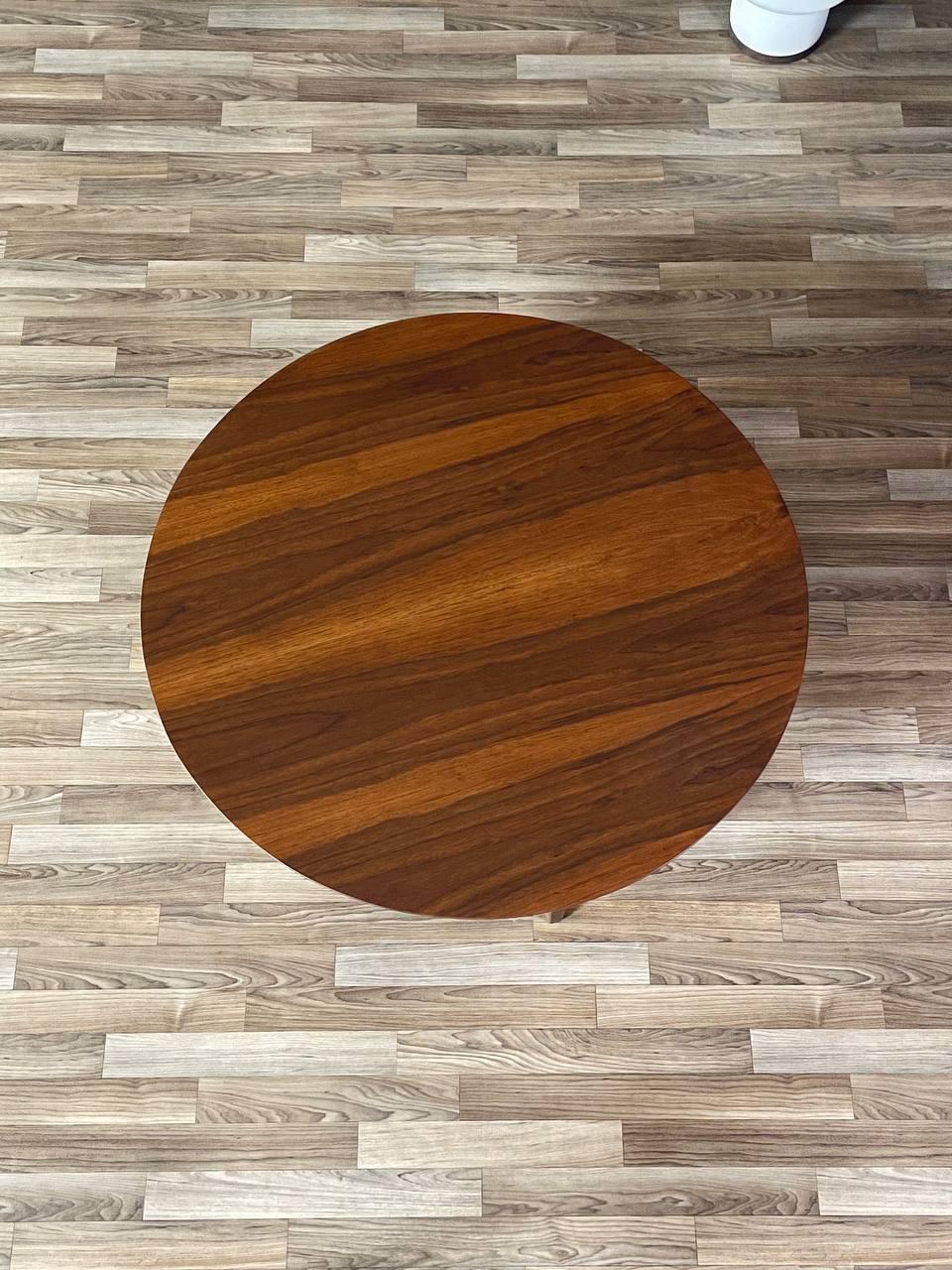 Newly Refinished - Mid-Century Modern Round Walnut Coffee Table by Stanley In Excellent Condition For Sale In Los Angeles, CA