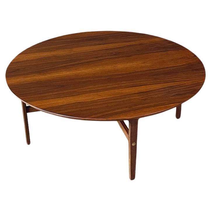 Neu lackiert – moderner runder Couchtisch aus Nussbaumholz von Stanley, Mid-Century Modern