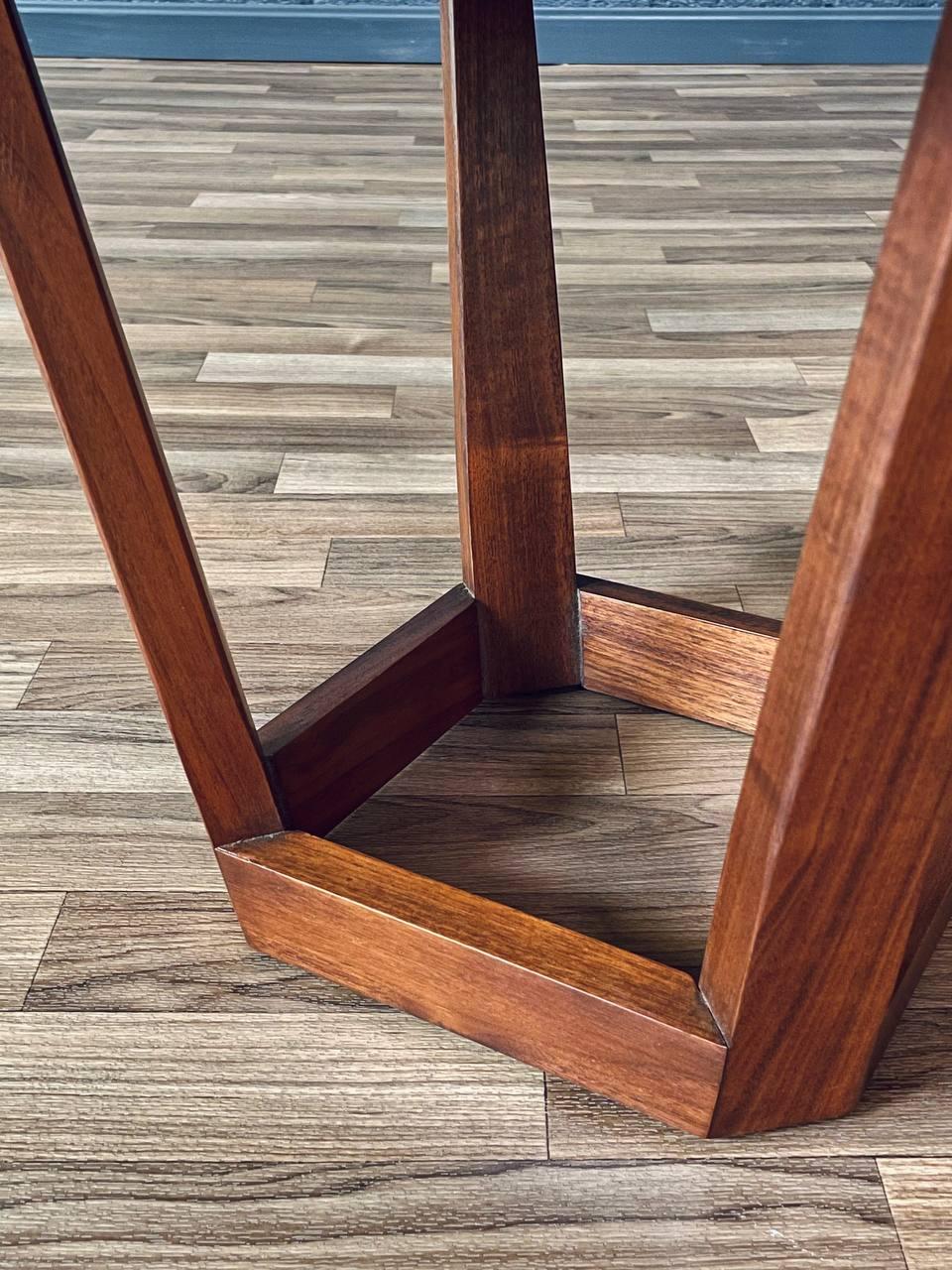 Nouvellement repeint - Table d'appoint ronde en noyer de style Modernity avec base sculptée en vente 3