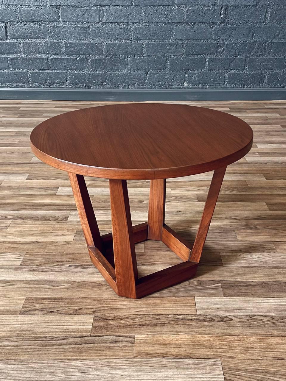 Condit : Refini par un expert

Avec plus de 15 ans d'expérience, notre atelier a suivi un processus de restauration minutieux, mettant en valeur notre passion et notre créativité pour les designs vintage qui peuvent s'intégrer de manière