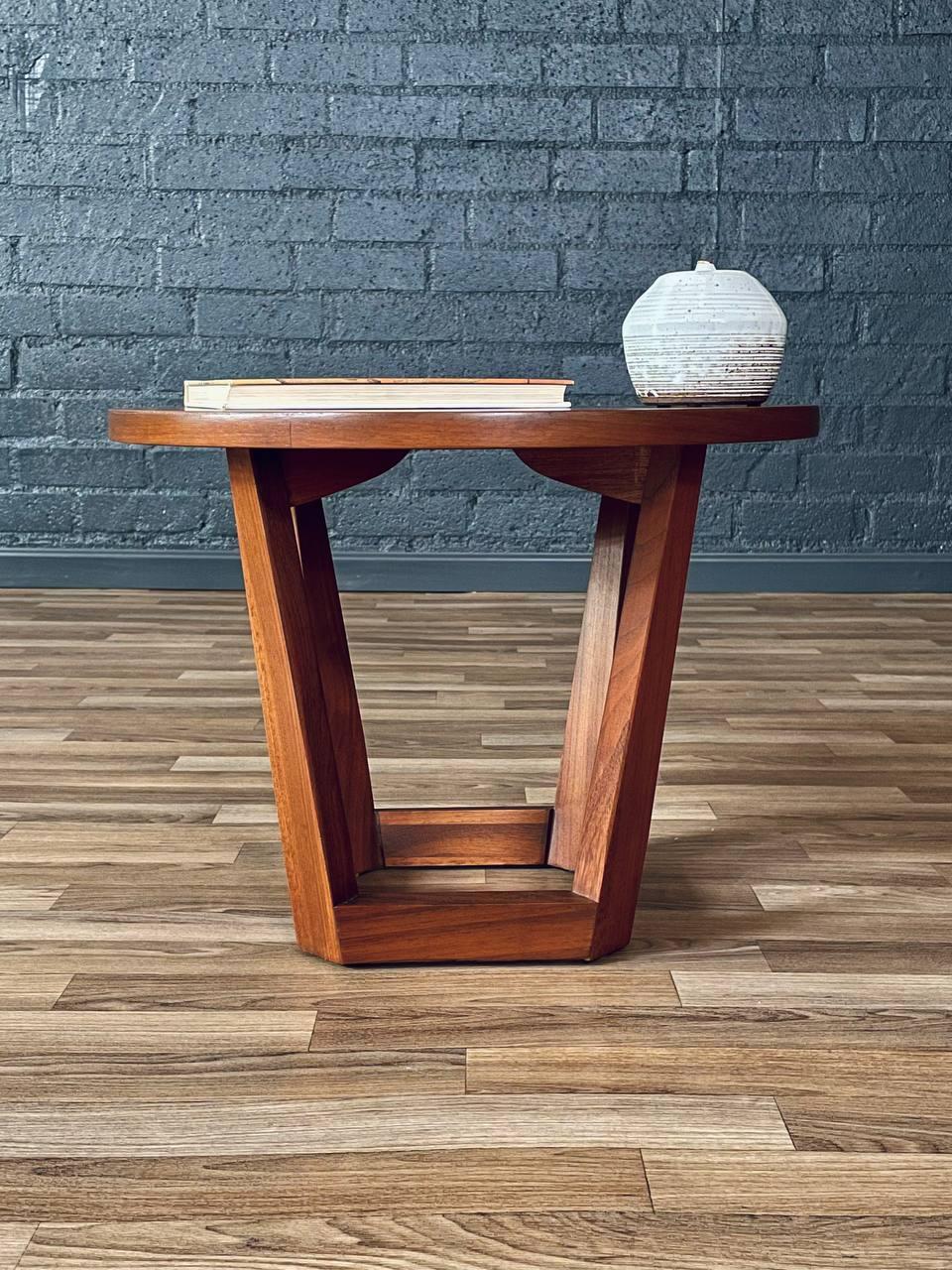 Américain Nouvellement repeint - Table d'appoint ronde en noyer de style Modernity avec base sculptée en vente