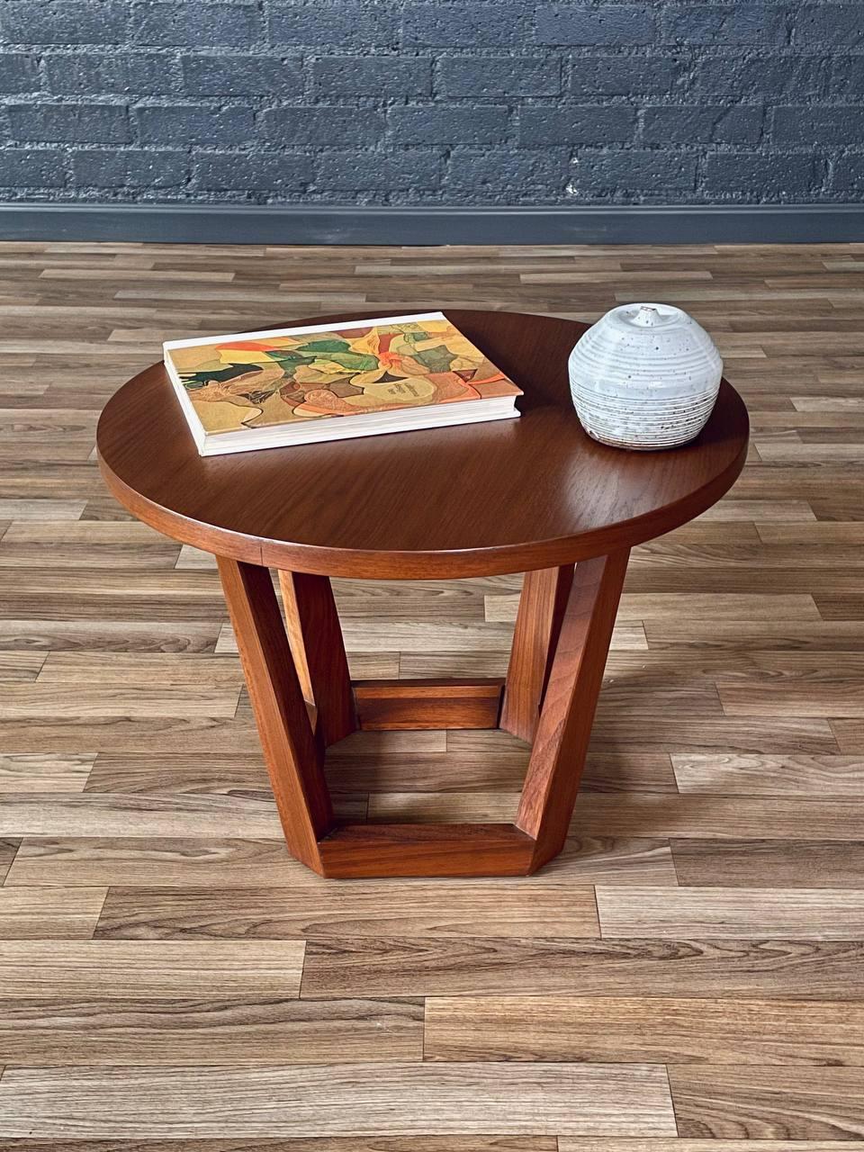 Nouvellement repeint - Table d'appoint ronde en noyer de style Modernity avec base sculptée Excellent état - En vente à Los Angeles, CA