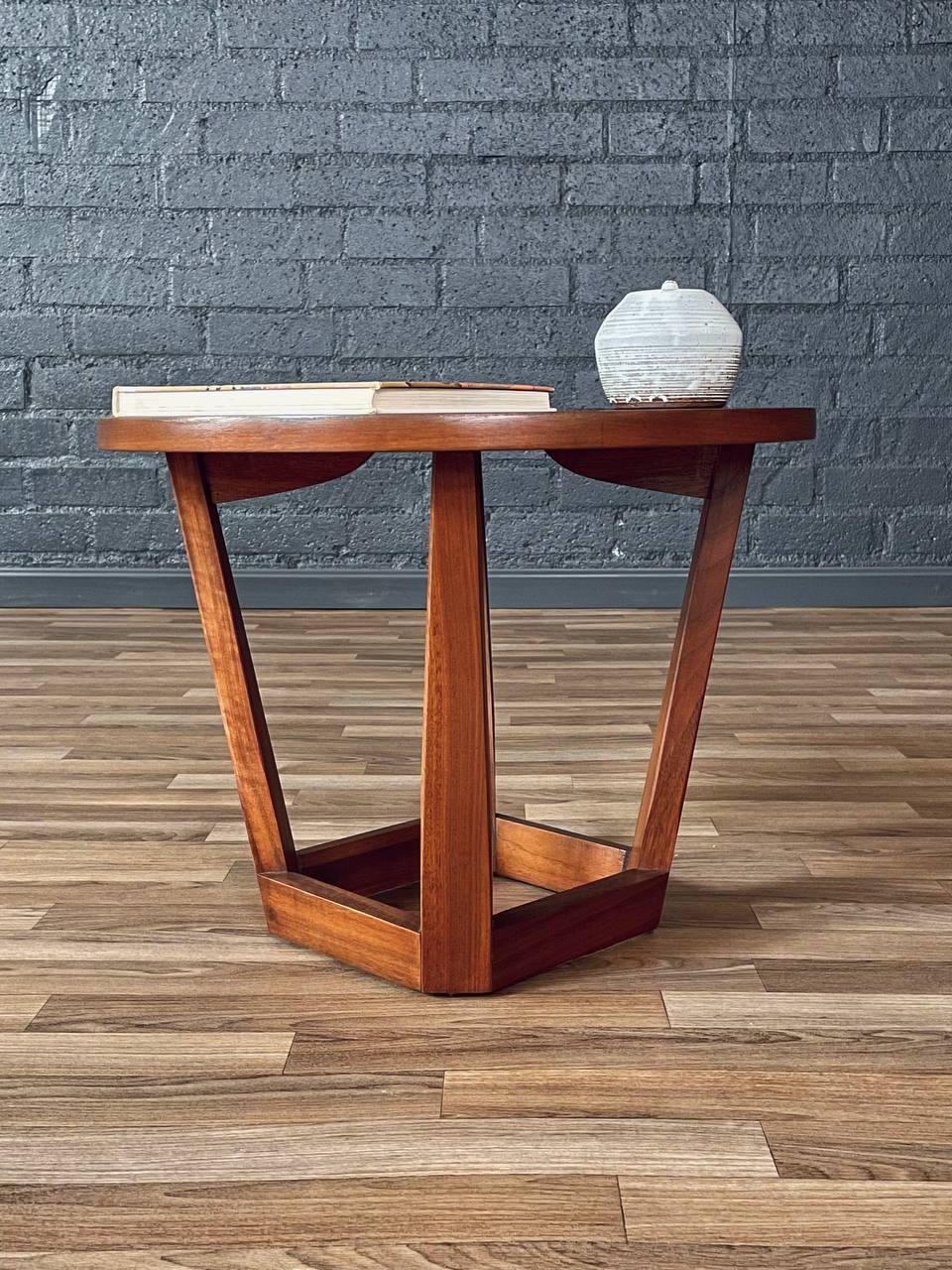 Milieu du XXe siècle Nouvellement repeint - Table d'appoint ronde en noyer de style Modernity avec base sculptée en vente