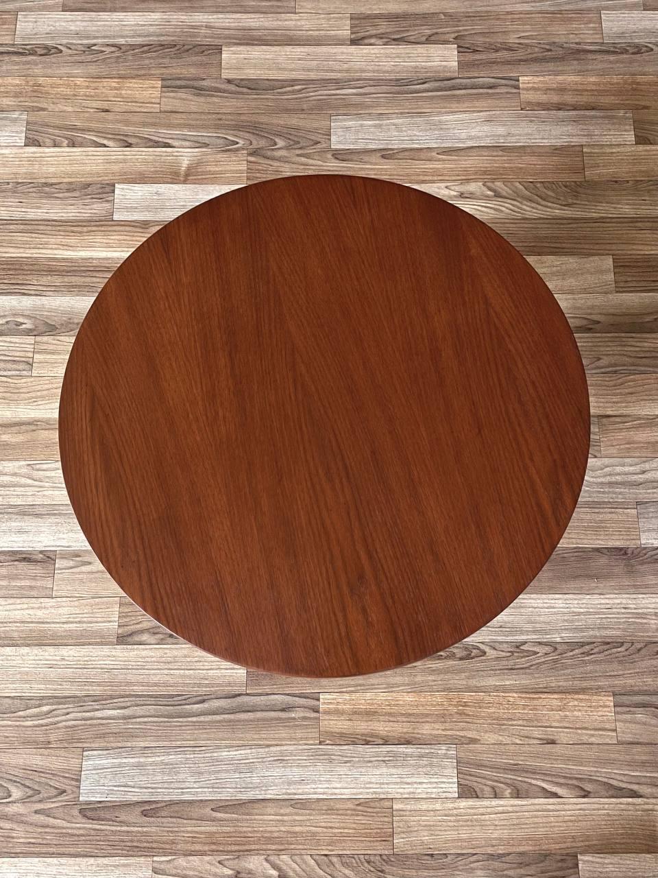 Noyer Nouvellement repeint - Table d'appoint ronde en noyer de style Modernity avec base sculptée en vente