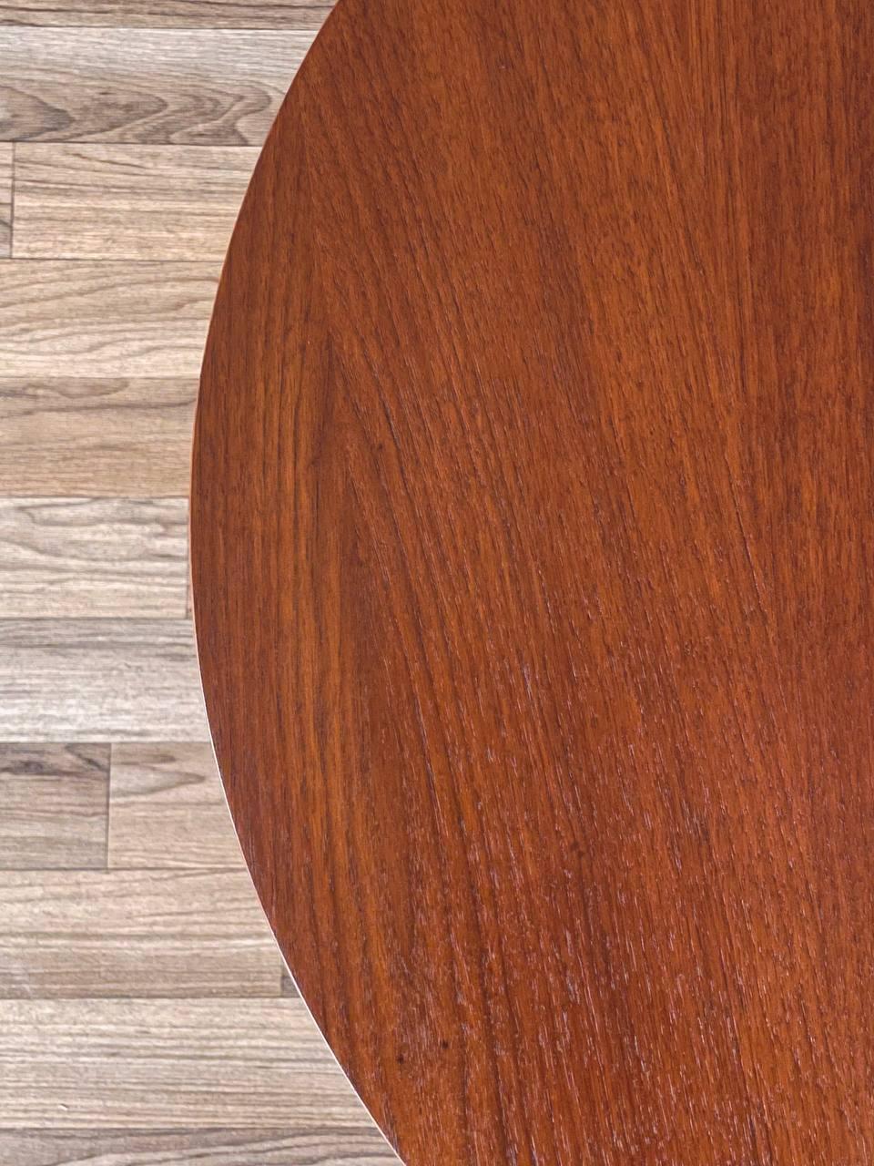 Nouvellement repeint - Table d'appoint ronde en noyer de style Modernity avec base sculptée en vente 1