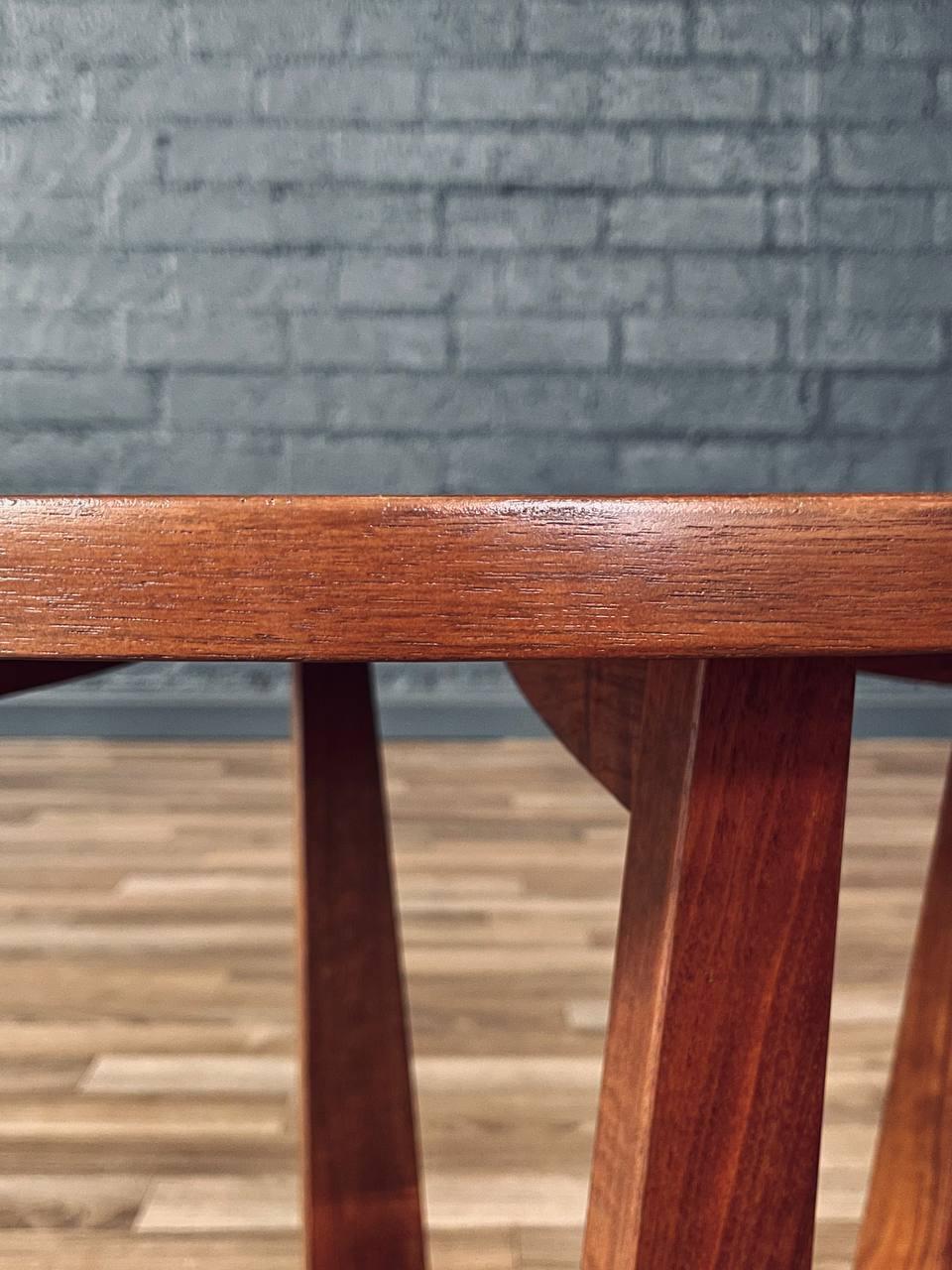Nouvellement repeint - Table d'appoint ronde en noyer de style Modernity avec base sculptée en vente 2