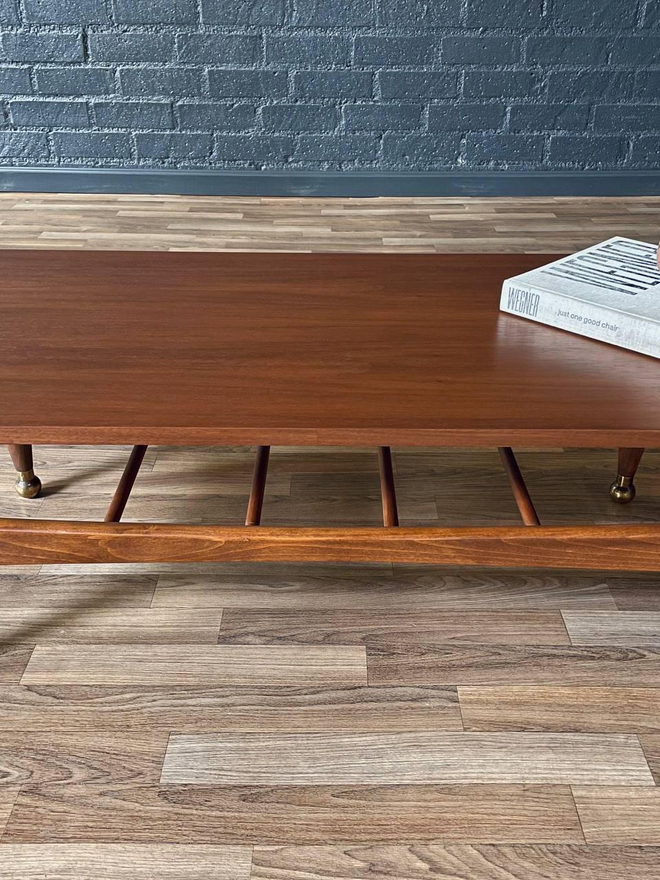 Appena rifinito - Tavolino da caffè scolpito in stile Mid-Century Modern con ripiano per riviste in vendita 3