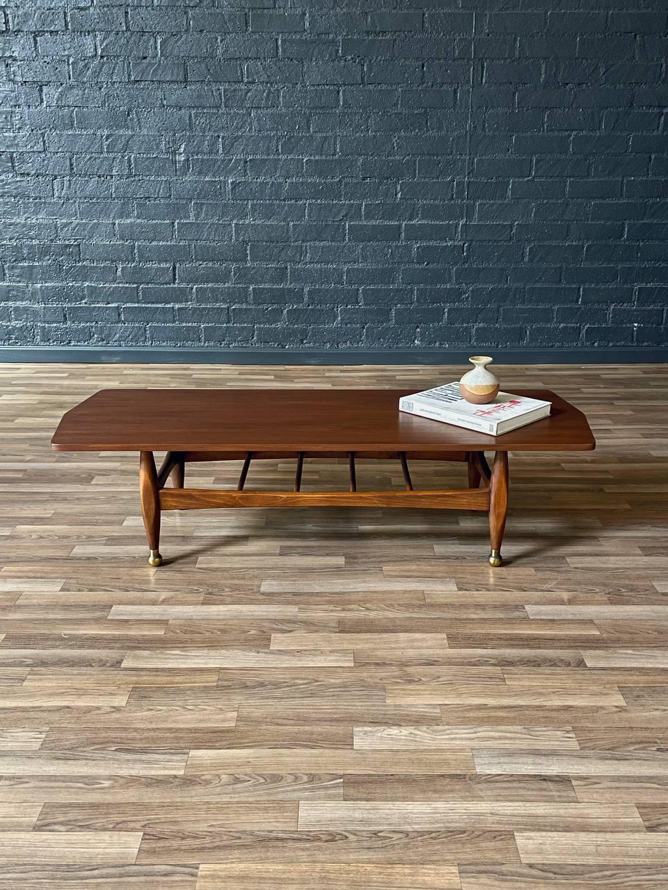 Americano Appena rifinito - Tavolino da caffè scolpito in stile Mid-Century Modern con ripiano per riviste in vendita