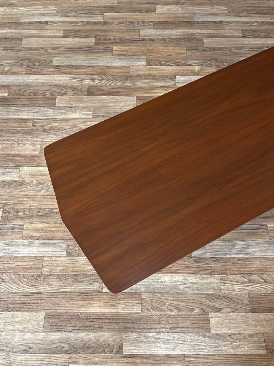 Ottone Appena rifinito - Tavolino da caffè scolpito in stile Mid-Century Modern con ripiano per riviste in vendita