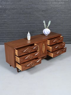 Neu restauriert – Kommode im Mid-Century-Modern-Stil mit geschwungenen Formen, Rattan- und Messingakzenten