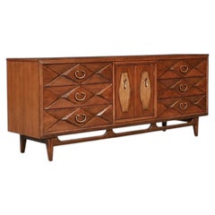 Neu restauriert – Kommode im Mid-Century-Modern-Stil mit geschwungenen Formen, Rattan- und Messingakzenten