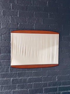 Neu lackiert - Skulpturierter Spiegel aus der Mitte des Jahrhunderts von Heywood Wakefield