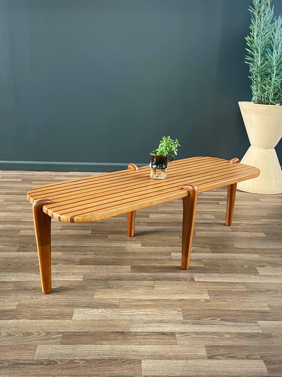 Condit : Refini par un expert
MATERIAL : Acajou, bois de bouleau stratifié

Avec plus de 15 ans d'expérience, notre atelier a suivi un processus de restauration minutieux, mettant en valeur notre passion et notre créativité pour les designs vintage