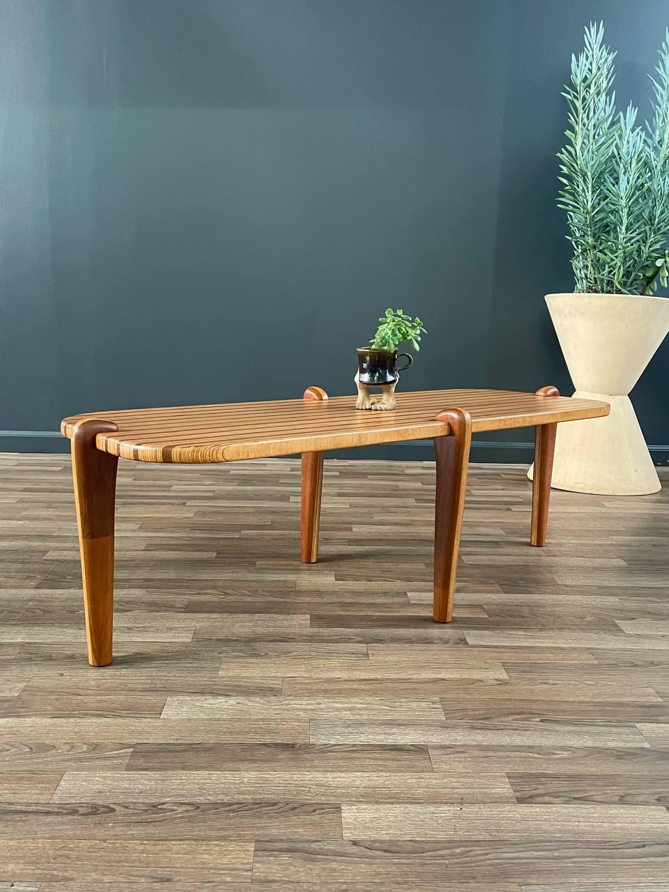 Mid-Century Modern Nouvellement repeinte - Table basse multi-bois The Moderns Studio Studio en vente