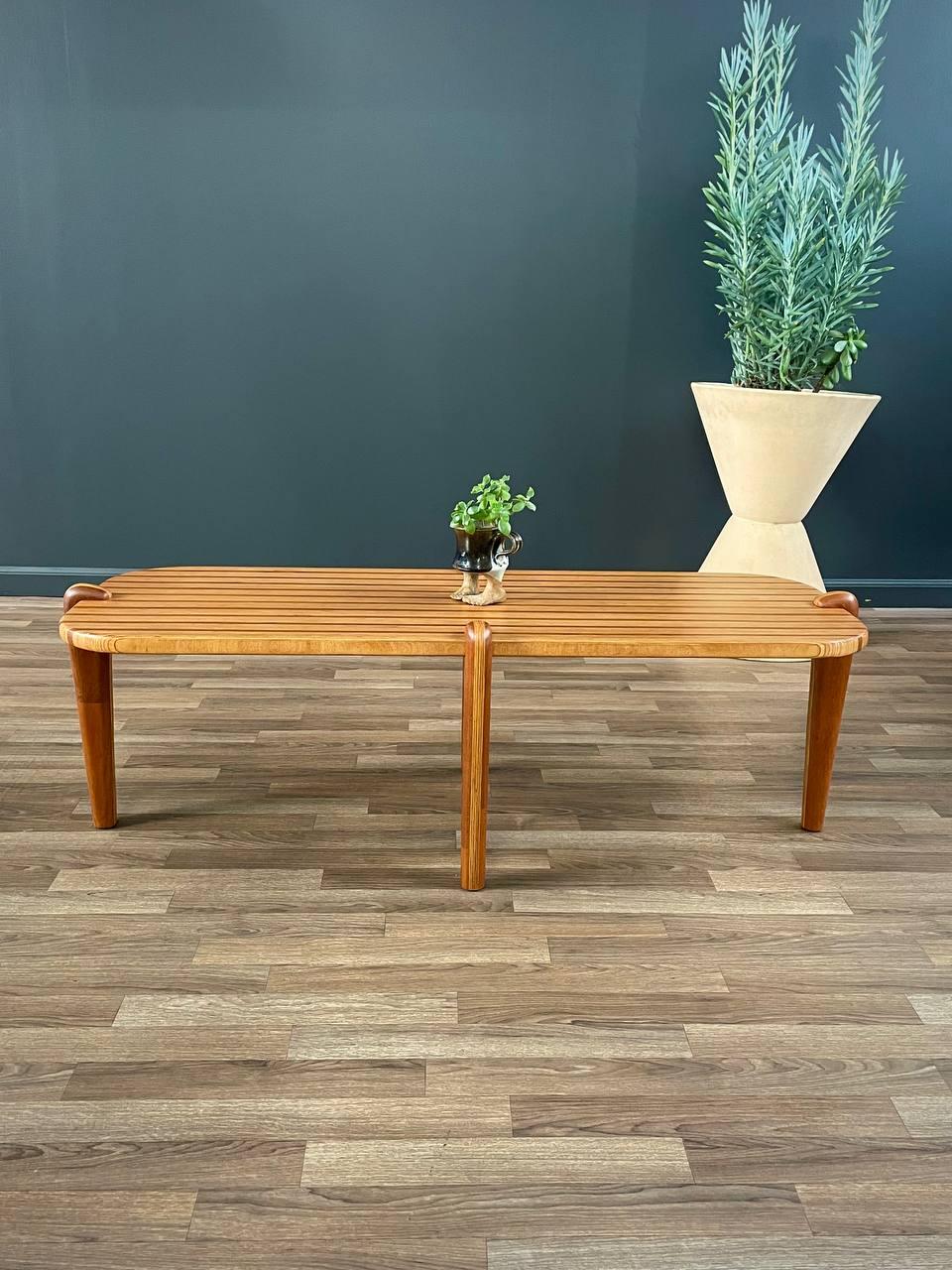 Nouvellement repeinte - Table basse multi-bois The Moderns Studio Studio Excellent état - En vente à Los Angeles, CA