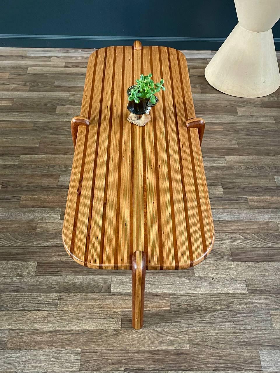 Milieu du XXe siècle Nouvellement repeinte - Table basse multi-bois The Moderns Studio Studio en vente