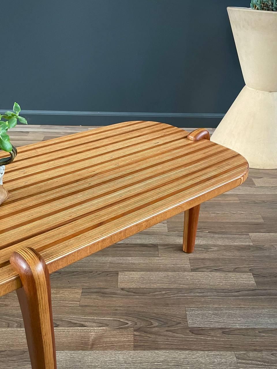 Nouvellement repeinte - Table basse multi-bois The Moderns Studio Studio en vente 1