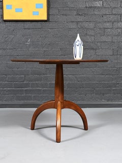 Appena restaurato - Tavolo da pranzo in noce con gambe a treppiede scolpite, in stile Mid-Century Modern
